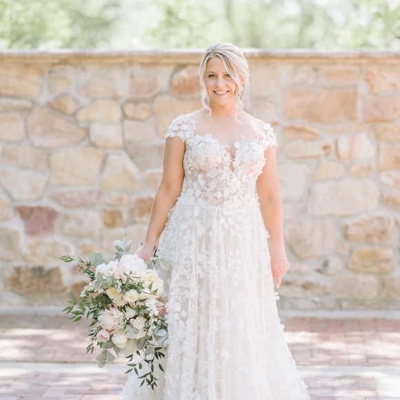 Cream Sleeveless Scoop Neck Wedding Gown